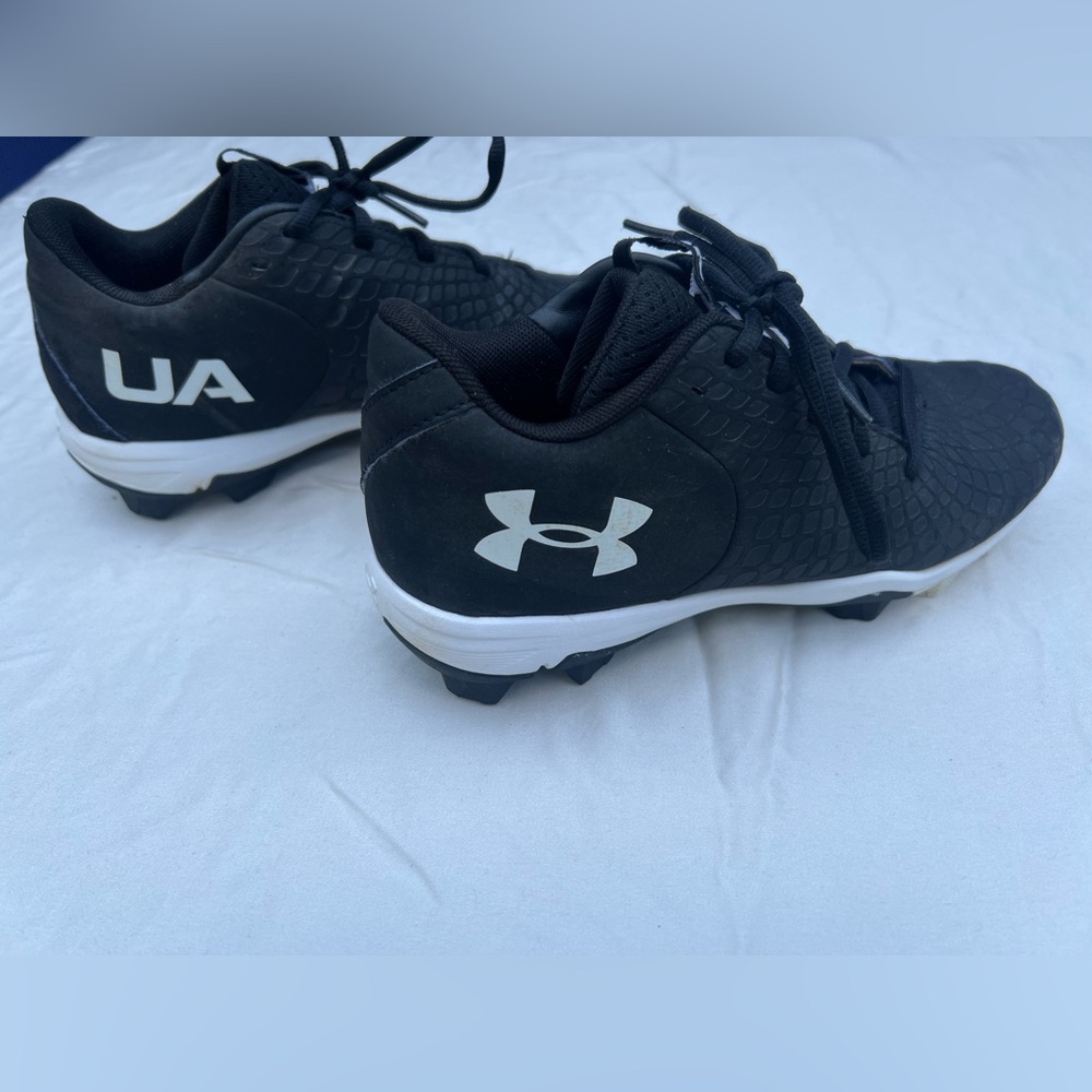 Under Armor black softball/baseball cleats